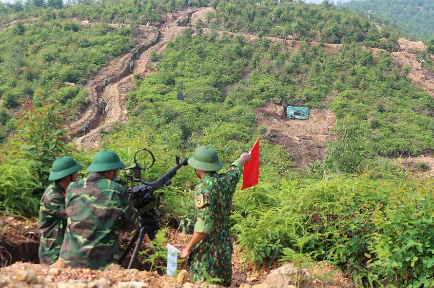 Thực binh bắn chiến đấu tại thao trường bắn thuộc huyện Cẩm Khê