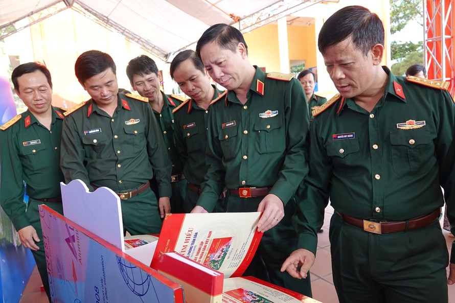 Lãnh đạo Quân khu 3, Ban Thanh niên Quân đội và các đại biểu tham quan các tác phẩm thi tìm hiểu “30 năm Ngày hội Quốc phòng toàn dân, 75 năm Ngày thành lập QĐND Việt Nam” 
