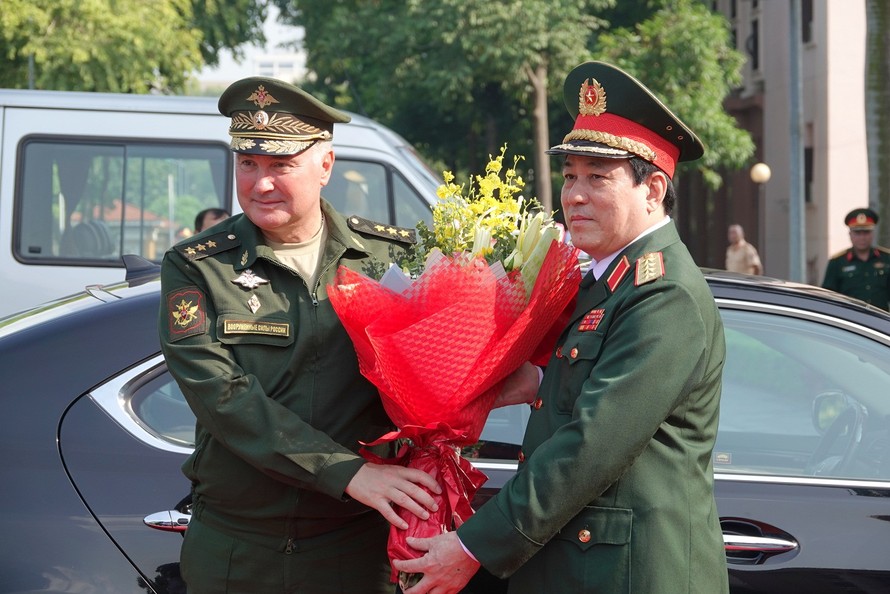 Đại tướng Lương Cường (bên phải) đón Thượng tướng A.V. Kartapolov tới hội đàm tại trụ sở Bộ Quốc phòng, sáng 22/10. Ảnh: Nguyễn Minh
