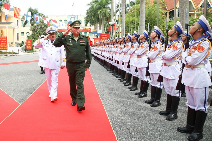 Thượng tướng A.V. Kartapolov và Phó Đô đốc Phạm Hoài Nam duyệt Đội danh dự Hải quân Nhân dân Việt Nam, sáng 23/10. Ảnh: QCHQ