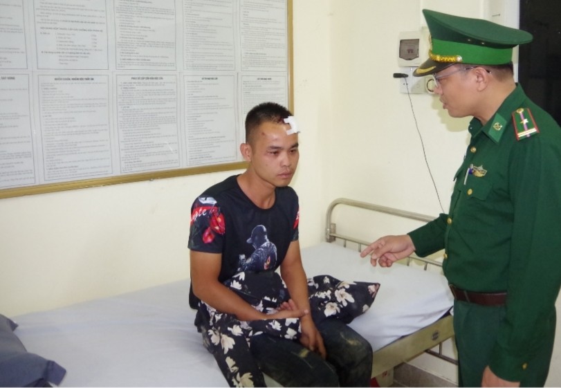 Cán bộ quân y Biên phòng Việt Nam thăm khám sức khỏe nạn nhân Bao Yinchang