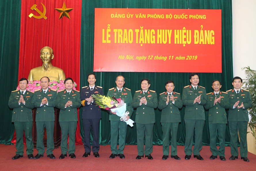 Lãnh đạo Bộ Quốc phòng, Tổng cục Chính trị và Bộ Tổng tham mưu QĐND Việt Nam chúc mừng các sĩ quan cao cấp được trao tặng Huy hiệu 40 năm và 30 năm tuổi Đảng