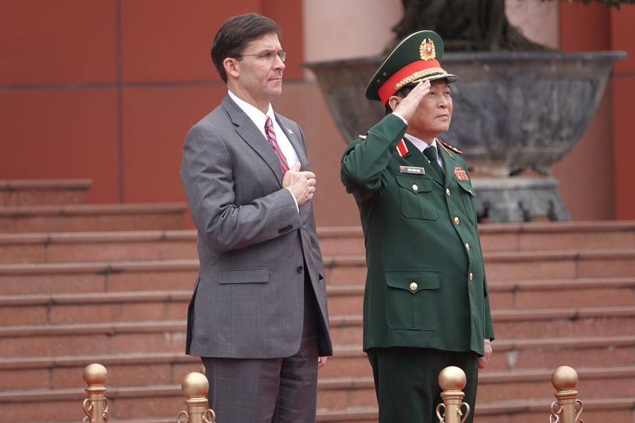 Bộ trưởng Quốc phòng Việt - Mỹ thực hiện nghi lễ chào cờ tại trụ sở Bộ Quốc phòng Việt Nam, sáng 20/11. Ảnh: Nguyễn Minh