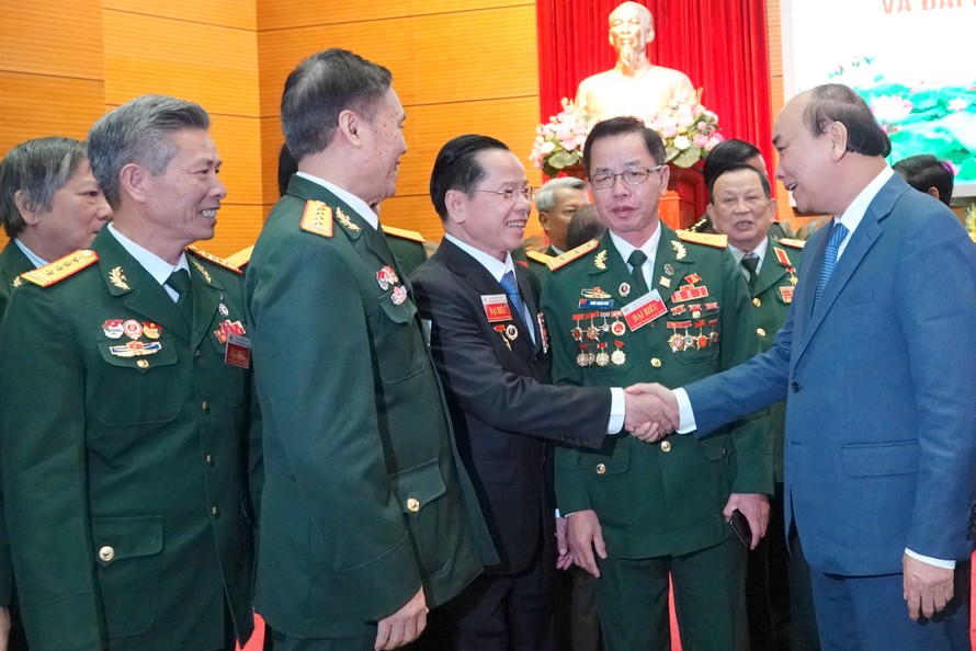 Thủ tướng Nguyễn Xuân Phúc cùng các cựu chiến binh ưu tú. Ảnh: Nguyễn Minh