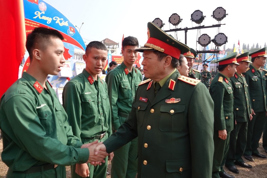 Đại tướng Ngô Xuân Lịch trò chuyện với ĐVTN trong Quân đội tại Hội trại truyền thống “Quân với dân một ý chí”. Ảnh: Nguyễn Minh