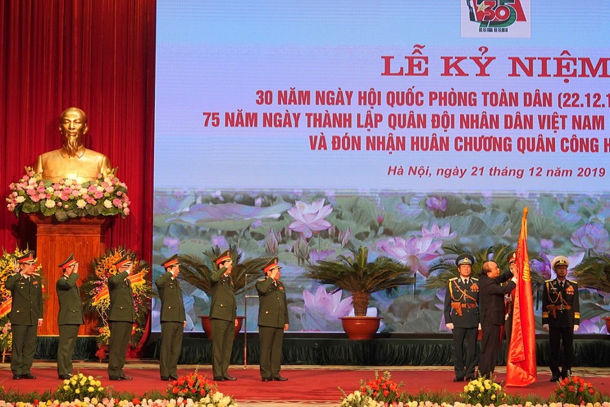 Tại lễ kỷ niệm, Thủ tướng Nguyễn Xuân Phúc đã trao tặng Huân chương Quân công Hạng nhất cho Quân đội nhân dân Việt Nam