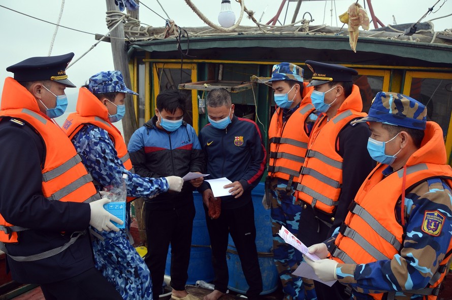Cán bộ, nhân viên Tàu Cảnh sát biển 2008 và Cục Hải quan thành phố Hải Phòng phát tờ rơi tuyên truyền phòng chống nCoV cho ngư dân