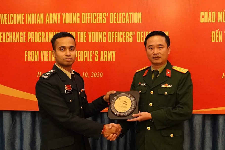 Trưởng đoàn sĩ quan trẻ Ấn Độ trao tặng quà lưu niệm cho Trưởng đoàn sĩ quan trẻ Việt Nam 