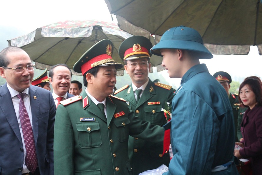 Thiếu tướng Trịnh Văn Quyết, Chính ủy Quân khu 2; Đại tá Đinh Quốc Hùng, Chính ủy Bộ CHQS tỉnh Phú Thọ động viên thanh niên lên đường nhập ngũ năm 2020