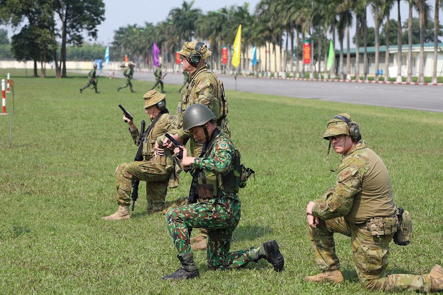 Quân nhân Việt Nam và Úc tham gia bắn biểu diễn tại lễ bế mạc tập huấn ở Trung tâm Huấn luyện quân sự Miếu Môn, chiều 18/2