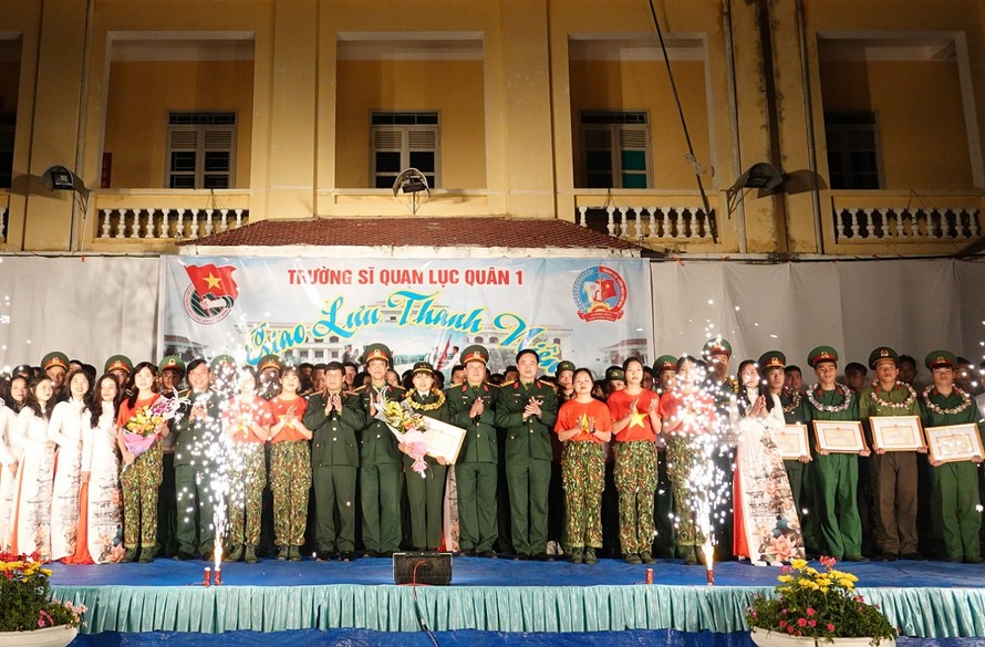 Lãnh đạo Trường Sĩ quan Lục quân 1 và Ban Thanh niên Quân đội tặng hoa động viên cán bộ, ĐVTN Đoàn cơ sở Tiểu đoàn 11 tại đêm giao lưu