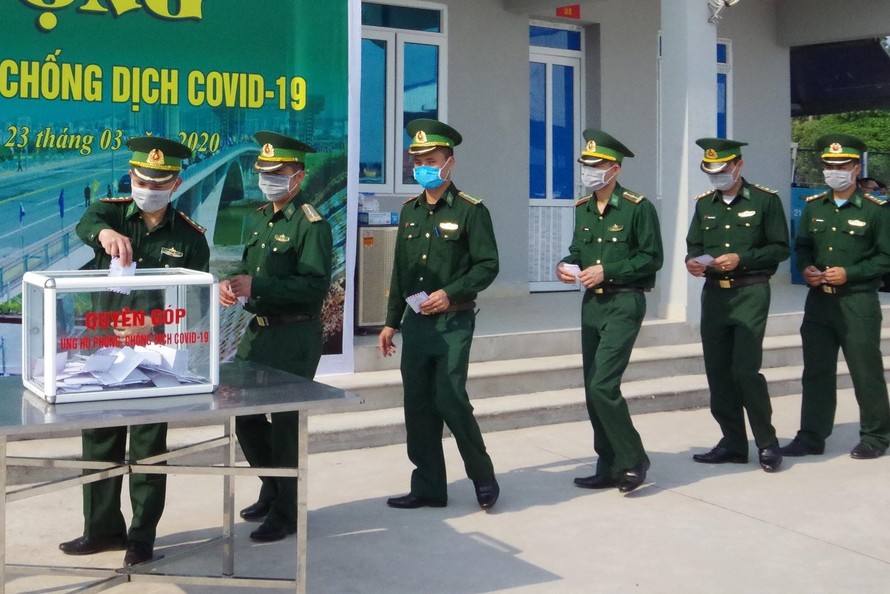 Cán bộ, chiến sĩ Đồn Biên phòng Cửa khẩu quốc tế Móng Cái quyên góp ủng hộ phòng chống Covid-19