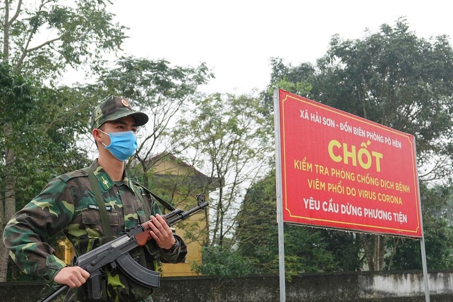 Học viên Học viện Biên phòng tăng cường lên biên giới đứng gác tại chốt kiểm tra phòng chống COVID-19 ở xã Hải Sơn, thành phố Móng Cái (Quảng Ninh). Ảnh: Nguyễn Minh 
