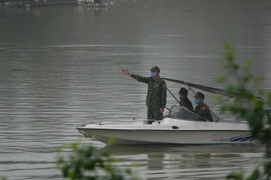 Lực lượng Biên phòng tuần tra kiểm soát và chống dịch COVID-19 trên sông biên giới Ka Long (Quảng Ninh). Ảnh: Nguyễn Minh