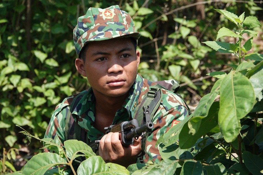 Chiến sĩ Đồn Biên phòng CKQT Lao Bảo mật phục đánh bắt tội phạm trên biên giới. Ảnh: Nguyễn Minh