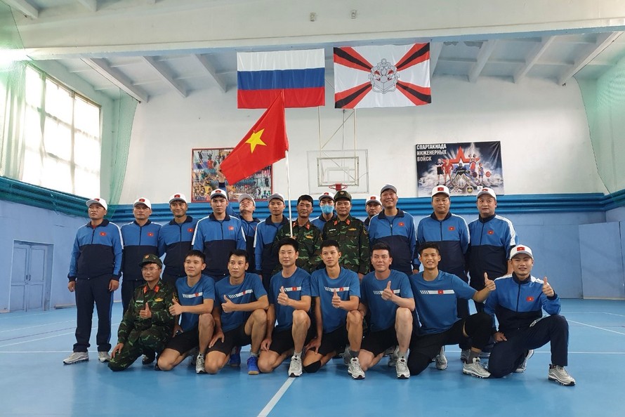 Đội tuyển Công binh chụp ảnh lưu niệm sau khi giành Cúp vàng bóng chuyền trong khuôn khổ Army Games 2020. Ảnh: QĐND