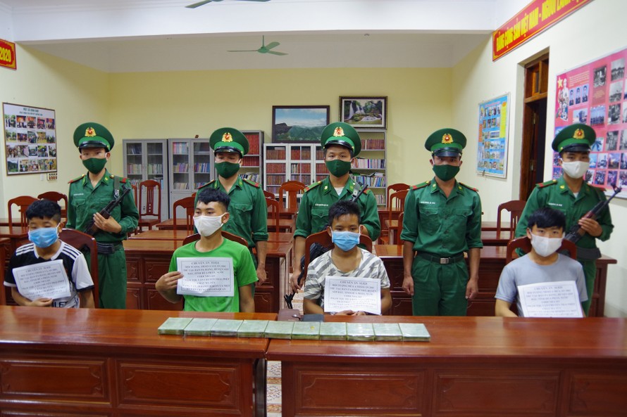 Cả s4 đối tượng đều trú tại huyện Sốp Bâu, tỉnh Hủa Phăn, Lào. Tang vật thu giữ gồm 10 bánh heroin, 2 xe máy, 3 điện thoại di động và 3,7 triệu đồng.