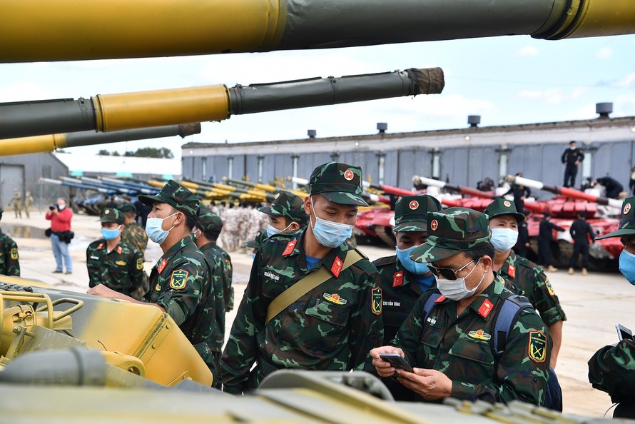 Đội tuyển Xe tăng Quân đội nhân dân Việt Nam nhận bàn giao xe tăng để tham gia thi đấu tại Army Games 2020. Ảnh: QĐND