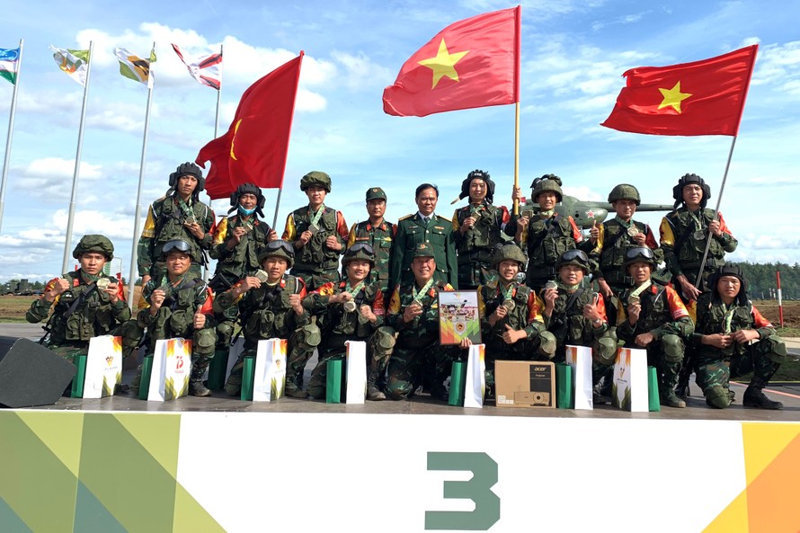 Đội tuyển Công binh Việt Nam bảo vệ thành công huy chương Đồng cuộc thi Kíp xe công binh “Lộ trình an toàn” tại Army Games 2020. Ảnh: QĐND