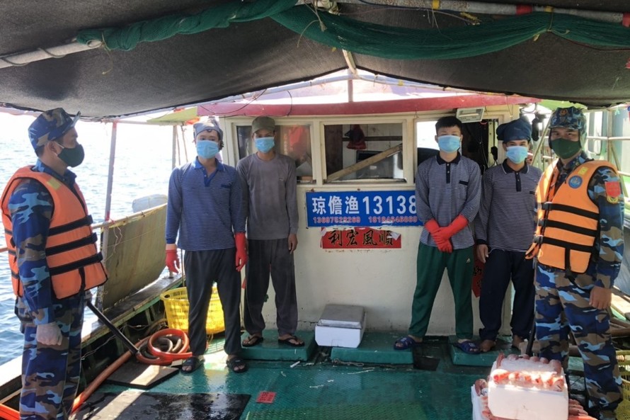 Tàu cá Trung Quốc mang số hiệu 13138 và 4 thuyền viên bị Hải đoàn 48 xử lý, chiều 30/8