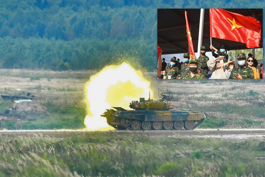 Kíp xe tăng Việt Nam quay ngang pháo bắn hạ mục tiêu trên thao trường Alabino trong tiếng hò reo cổ vũ của cổ động viên. Ảnh: QĐND