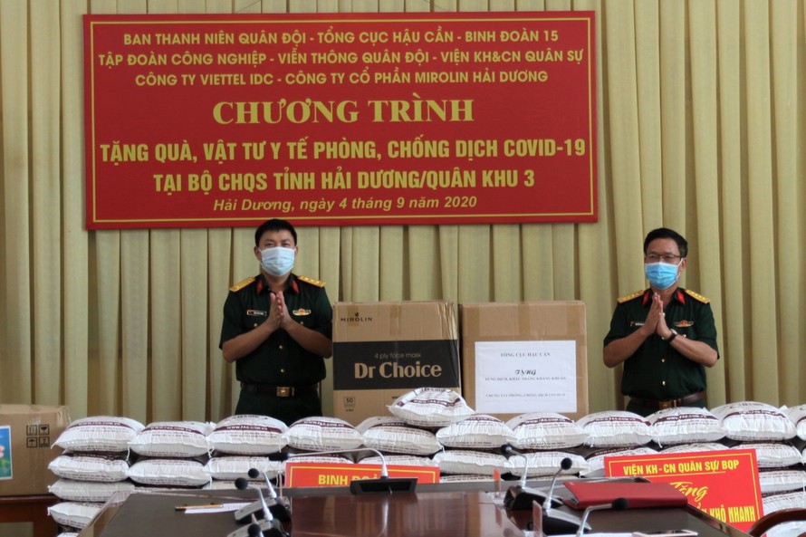 Lãnh đạo Ban Thanh niên Quân đội (bên trái) trao tặng vật chất, vật tư y tế chống dịch cho Bộ chỉ huy Quân sự tỉnh Hải Dương