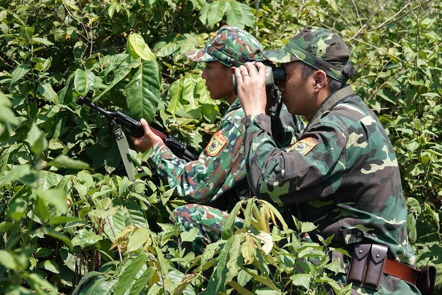 Bộ đội Biên phòng mật phục đánh bắt tội phạm. Ảnh: Nguyễn Minh