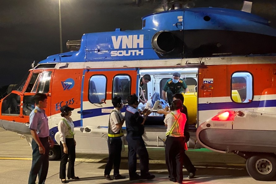 Các lực lượng của Quân đội đưa ngư dân Lê Văn Dũng đi cứu chữa sau khi hạ cánh xuống sân bay Tân Sơn Nhất 