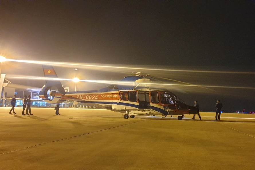 Trực thăng EC 155B1 của Binh đoàn 18 đang ứng trực tại sân bay Đồng Hới, tối 10/10 