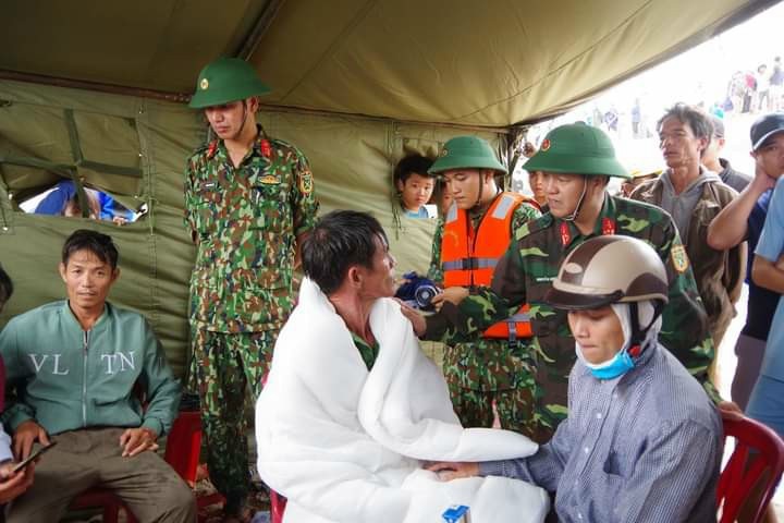 Lực lượng cứu hộ của Quân đội và người thân thăm hỏi tình hình sức khỏe các nạn nhân trên tàu Vietship 01 sau khi được cứu hộ vào bờ an toàn