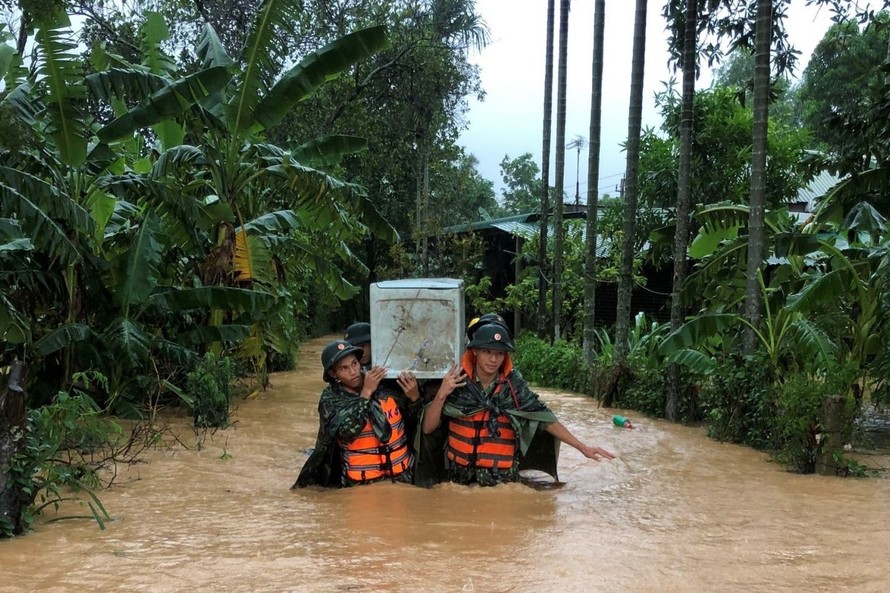 Cán bộ, chiến sĩ Quân khu 4 giúp người dân di chuyển tài sản ra khỏi vùng ngập lụt. Ảnh: QK4 