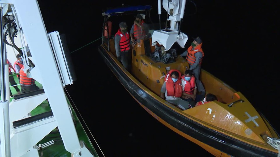 Cận cảnh tàu Kiểm ngư đưa xuồng đón 3 ngư dân thoát nạn tàu chìm