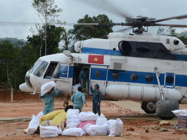 Trực thăng quân sự tiếp tế lương thực cho người dân bị cô lập do bão lũ ở Quảng Nam. Ảnh: PK-KQ