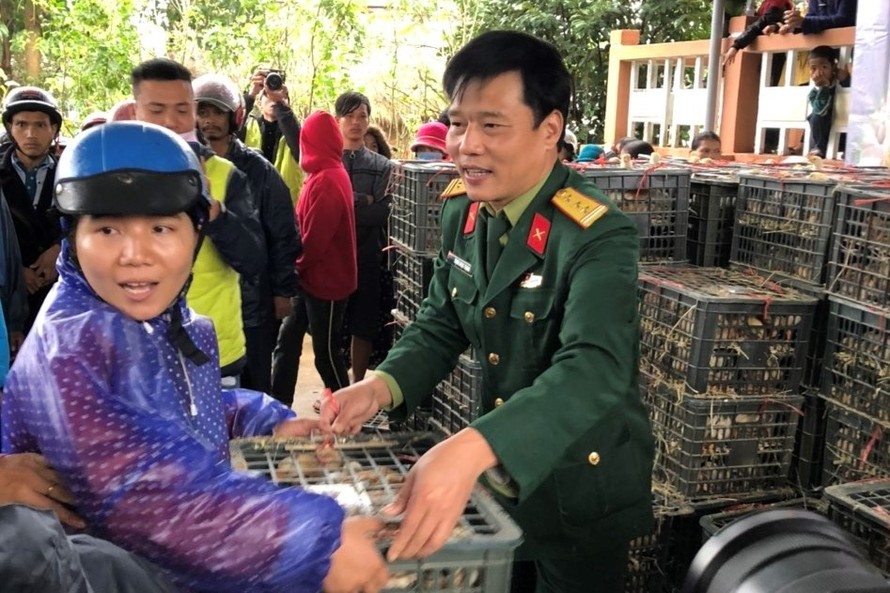 Cán bộ Ban Thanh niên Quân đội trao tặng gà giúp bà con vùng lũ ở Quảng Trị ổn định cuộc sống 