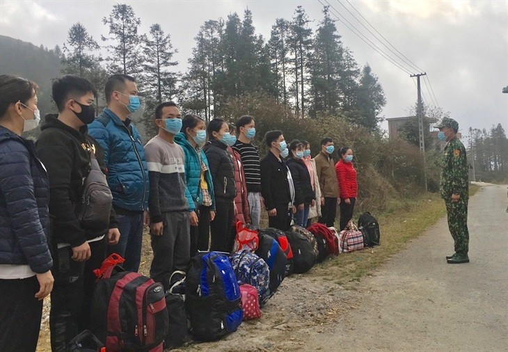 14 công dân nhập cảnh trái phép qua đường mòn khu vực mốc 468 bị Đồn Biên phòng Xín Cái (Hà Giang) bắt giữ ngày 29/12. Ảnh: BĐBP