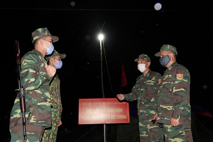 Bộ đội Biên phòng chốt chặn ngăn dịch COVID-19 trên tuyến biên giới phía Bắc. Ảnh: Nguyễn Minh
