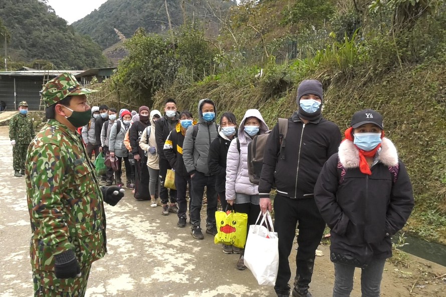 Bộ đội Biên phòng Lào Cai đưa 35 người nhập cảnh trái phép đi cách ly y tế