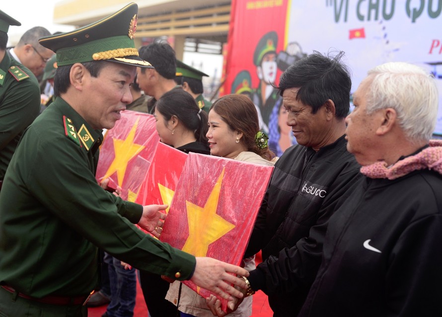 Trung tướng Đỗ Danh Vượng, Bí thư Đảng ủy, Chính ủy BĐBP tặng cờ Tổ quốc cho ngư dân Phú Yên, sáng 19/1