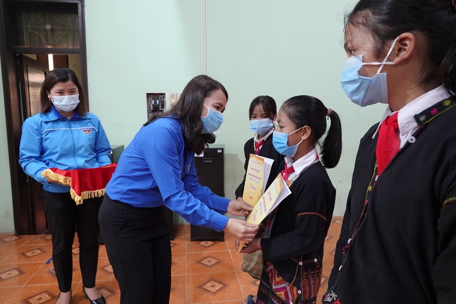 Bí thư Tỉnh đoàn Quảng Trị Trần Thị Thu trao tặng quà Tết cho gia đình chính sách, hộ nghèo và học sinh có hoàn cảnh khó khăn trước thềm Xuân mới 2021