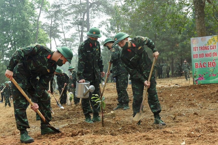 Đoàn viên thanh niên Bộ Tư lệnh Bảo vệ Lăng Chủ tịch Hồ Chí Minh hưởng ứng Tết trồng cây 2021 tại Khu di tích K9, ngày 12/3