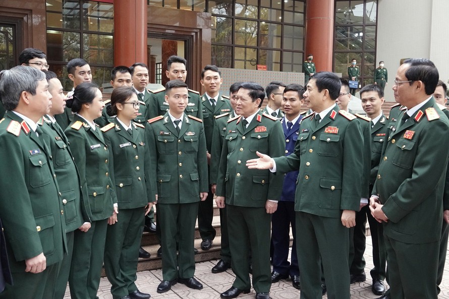 Lãnh đạo Quân ủy T.Ư - Bộ Quốc phòng trò chuyện với các GMTTB và triển vọng toàn quân 2020, sáng 17/3. Ảnh: Nguyễn Minh