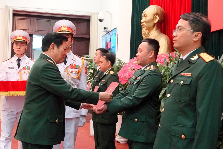 Đại tướng Ngô Xuân Lịch trao các Quyết định thăng quân hàm trước niên hạn, tuyển dụng quân nhân chuyên nghiệp cho 4 GMTTB