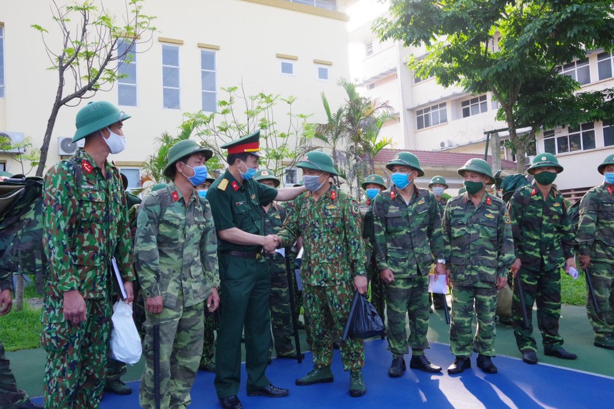 Lãnh đạo Bộ CHQS tỉnh Hà Tĩnh động viên 32 cán bộ, chiến sĩ lên đường thực hiện nhiệm vụ phòng chống dịch COVID-19 trên biên giới 