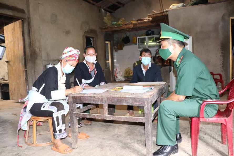 Người dân xã Trịnh Tường ký cam kết thực hiện nghiêm các biện pháp phòng, chống dịch COVID-19 và chống XNC trái phép.