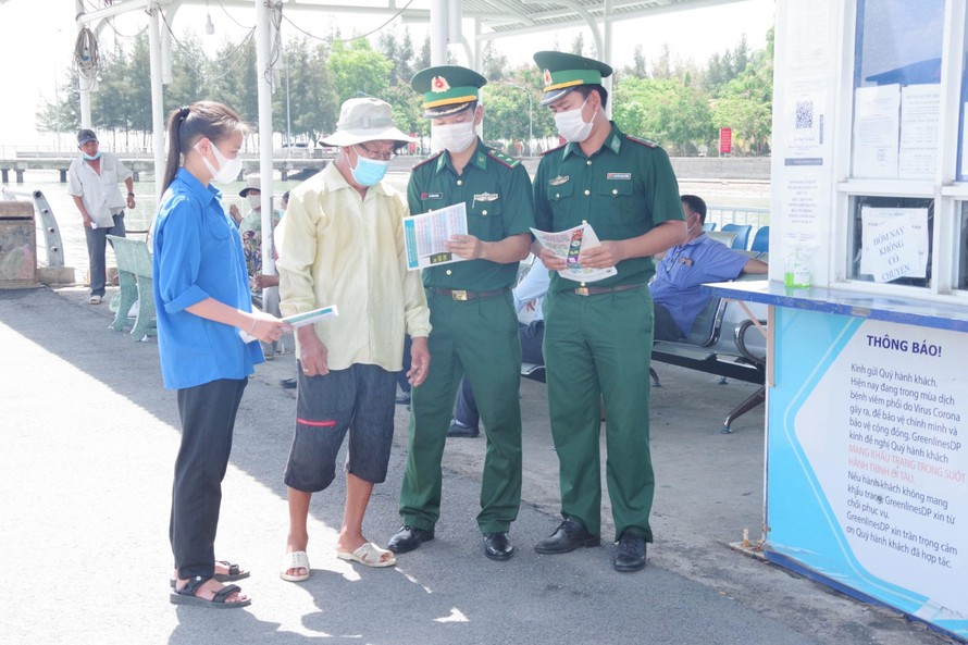 Cán bộ Đồn Biên phòng Cần Thạnh phát tờ roi tuyên truyền cho người dân trên địa bàn, sau lễ phát động