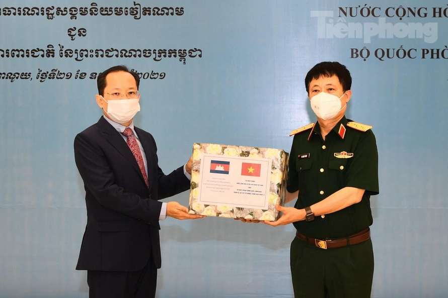 Thừa ủy quyền của lãnh Bộ Quốc phòng Việt Nam, Trung tướng Vũ Chiến Thắng trao tượng trưng trang bị y tế phòng chống dịch COVID-19 tặng Bộ Quốc phòng Campuchia, chiều 21/5.