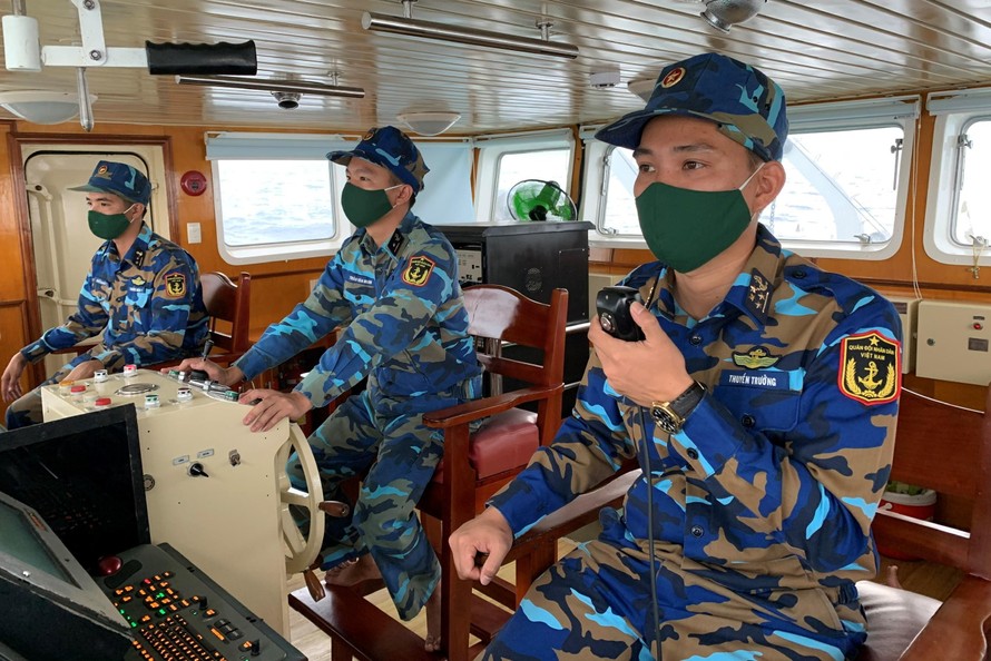 Sĩ quan tàu 954 điều khiển tàu từ đảo Thổ Chu về đảo Phú Quốc trong điều kiện thời tiết xấu. Ảnh: Vùng 5 Hải quân
