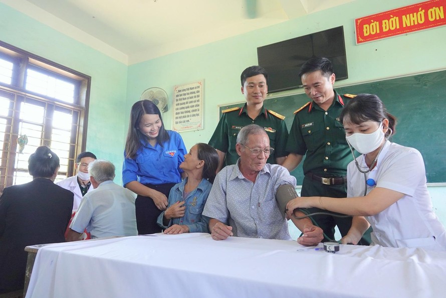Ban Thanh niên Quân đội và Tỉnh đoàn Quảng Trị tổ chức các hoạt động tri ân hướng về đối tượng chính sách và đồng bào nghèo. Ảnh: Nguyễn Minh