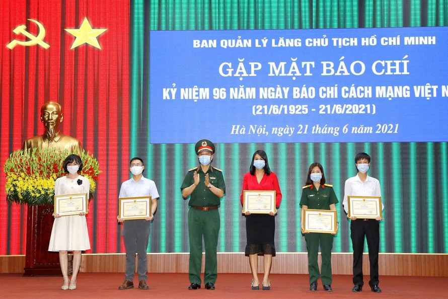 Thiếu tướng Bùi Hải Sơn trao tặng Bằng khen của Ban Quản lý Lăng Chủ tịch Hồ Chí Minh cho phóng viên Báo Tiền phong và các cá nhân đã có nhiều đóng góp cho hoạt động tuyên tuyền về Ban Quản lý Lăng