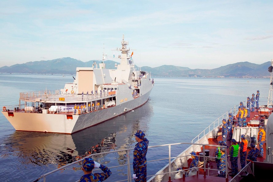 Tàu hộ vệ tên lửa 016-Quang Trung rời Quân cảng Cam Ranh đi dự Army Games. Ảnh: Vùng 4 Hải quân 